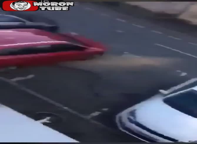 Video: A young man fractures his leg while attempting to execute parkour